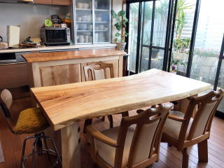 栃一枚板のダイニングテーブル、水目桜のキッチンカウンターテーブル